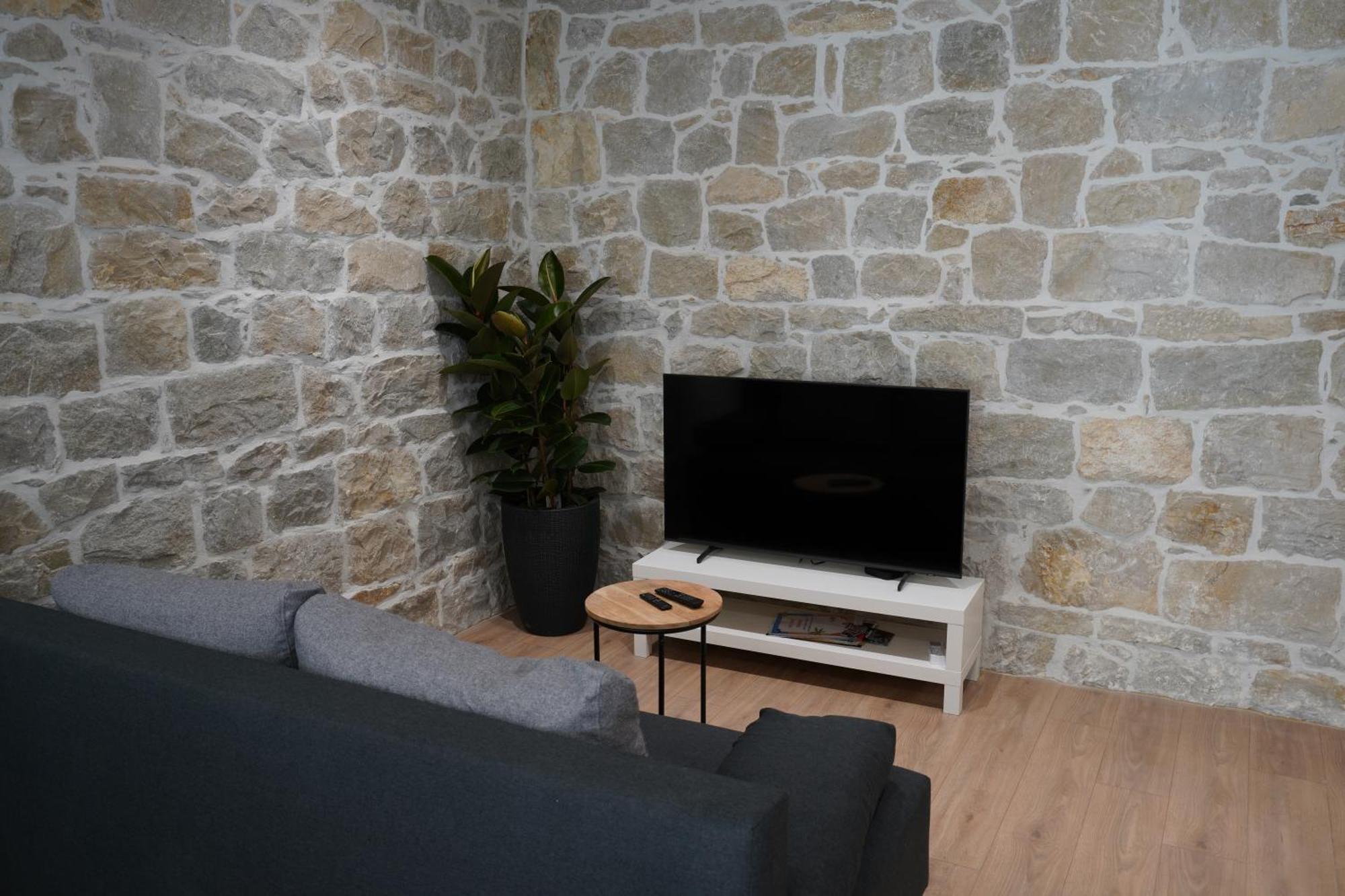 Apartment Luxury Seaside Apartment For 4, Steps From The Beaches, Bars, Restaurants, Center Of Stobrec *